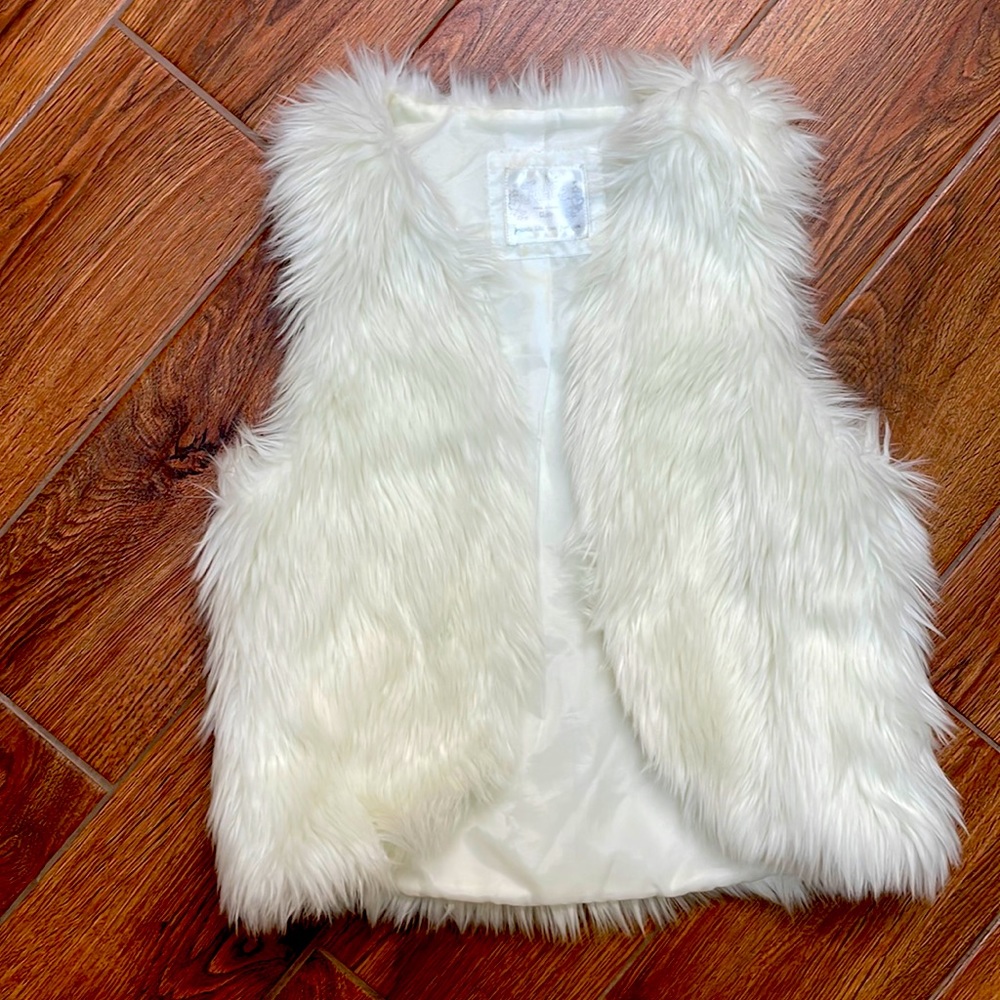Justice FAUX FUR VEST IN WHITE. Size: 12/14